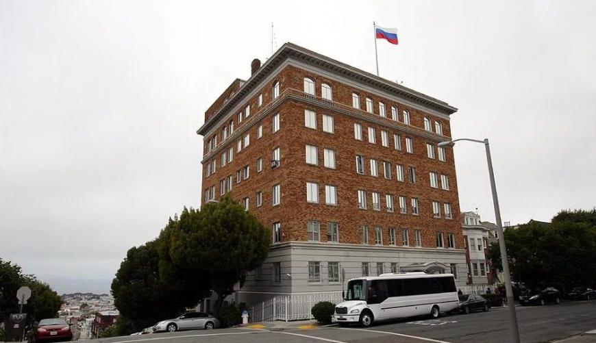 США вернули России флаги, снятые со здания генконсульства в Сан-Франциско
