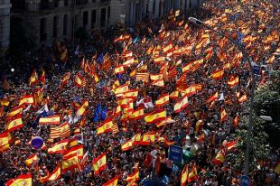 В Барселоне проходит митинг в защиту единства Испании