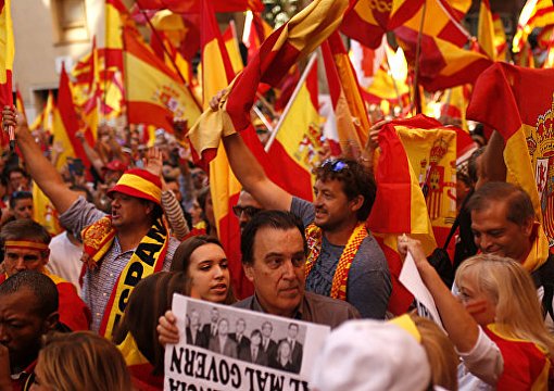 На митинг в Барселоне за единство Испании вышли почти миллион человек
