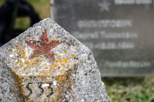 С красноармейских кладбищ в Польше уберут изображения серпа и молота