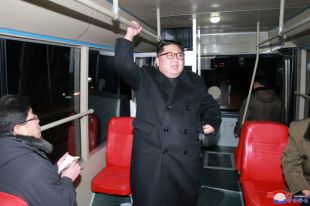 Ким Чен Ын с женой проехались по ночному Пхеньяну на троллейбусе