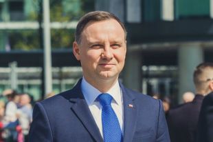 Президент Польши решил утвердить спорный закон о Холокосте