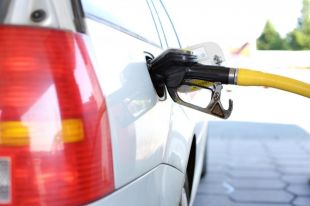 Козак: нефтяные компании зафиксируют цены на бензин на уровне конца мая