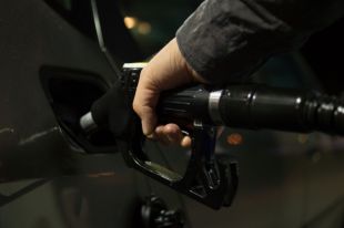 Эксперты: бензин в РФ подешевел на 1-2 копейки